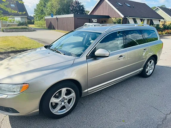 Volvo V70 2012 photo 2