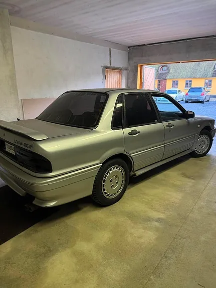 Mitsubishi Galant 1992 photo 2