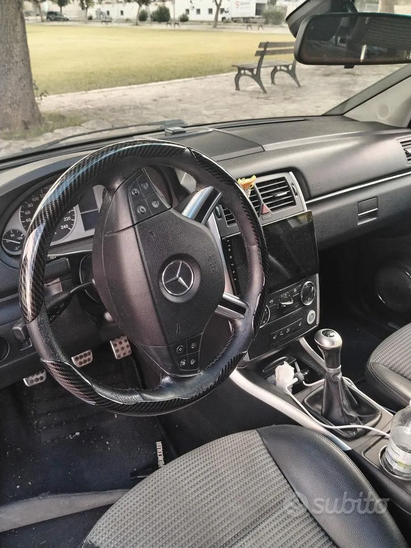 Mercedes-Benz B 180