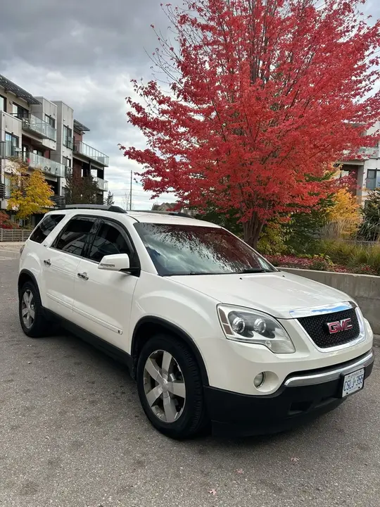 GMC Acadia 2010 photo 2