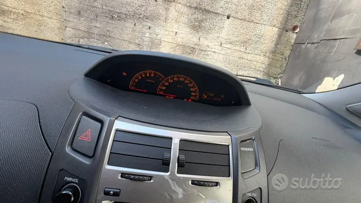 Toyota Yaris 2010 photo 5