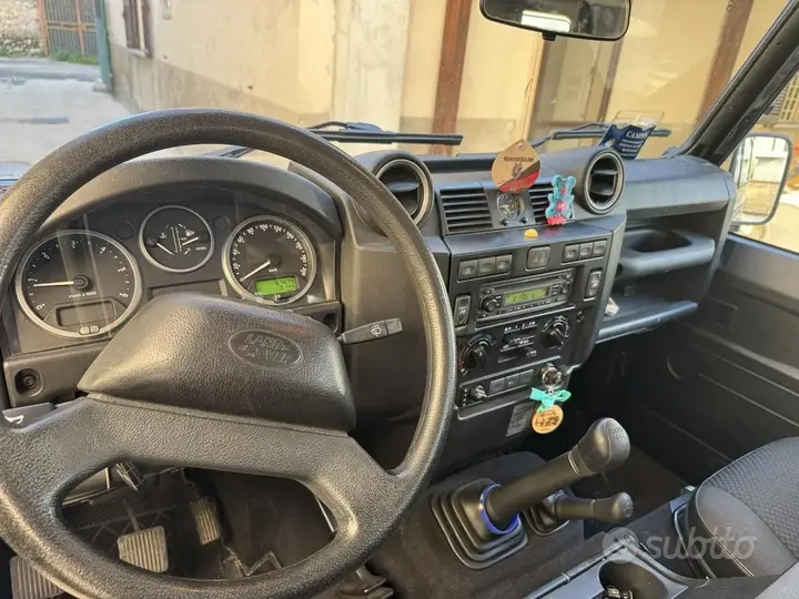 Land Rover Defender 2008 photo 3