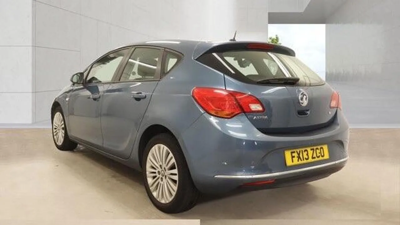 Vauxhall Astra 2013 photo 3