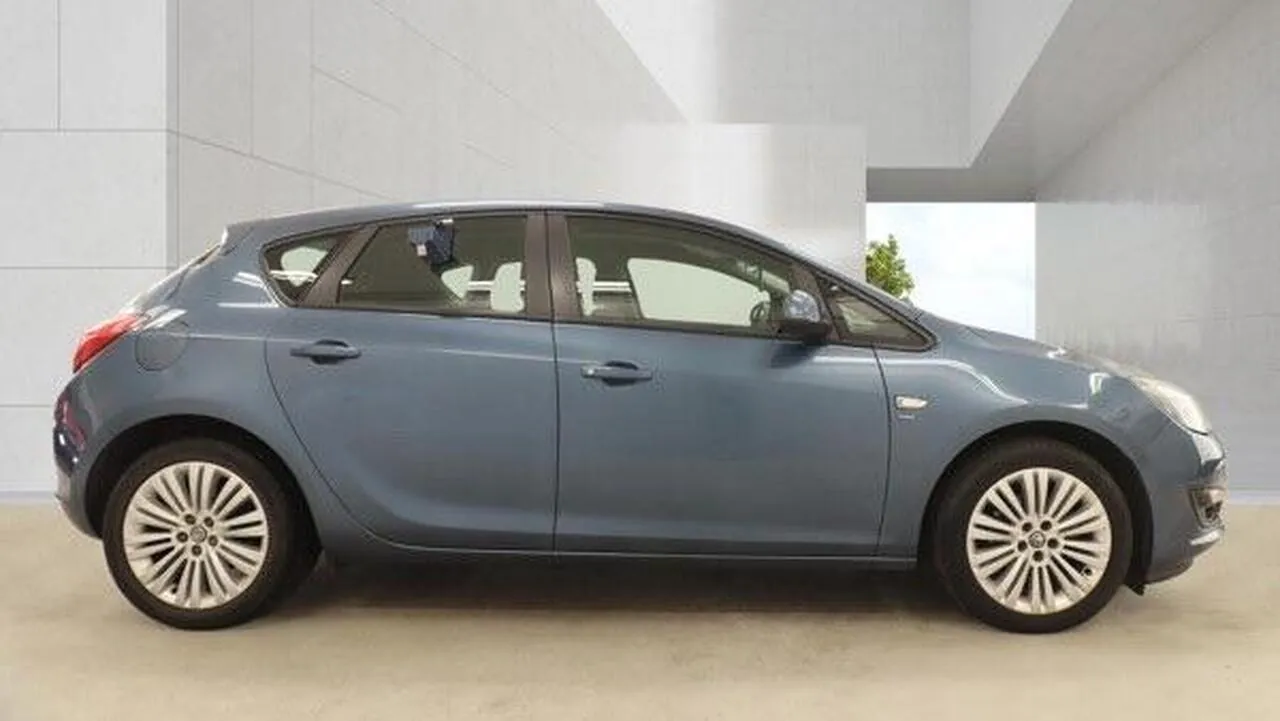 Vauxhall Astra 2013 photo 5