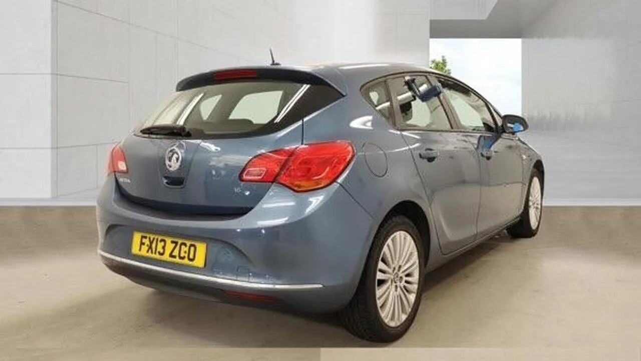 Vauxhall Astra 2013 photo 2