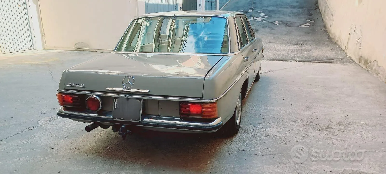 Mercedes-Benz 220D 1974 photo 3