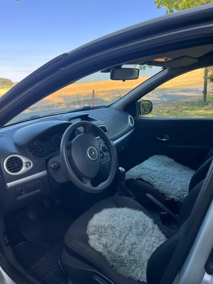 Renault Clio 2009 photo 2