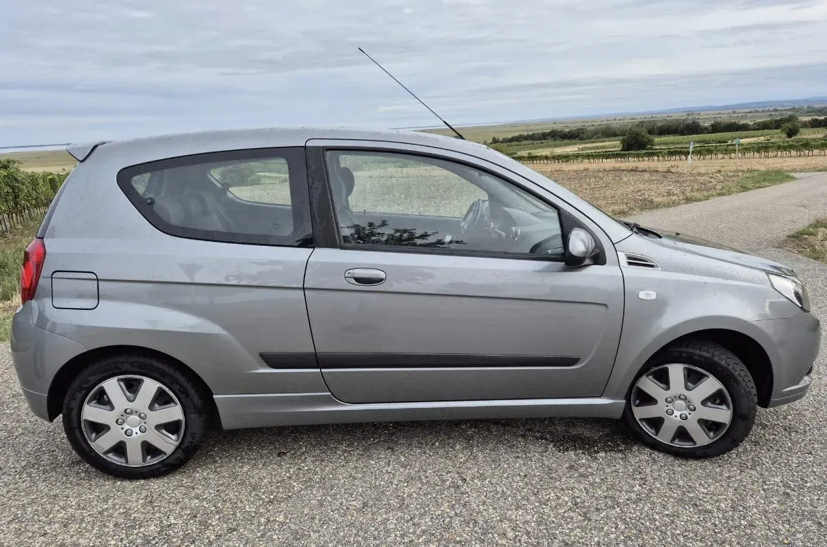 Chevrolet Aveo 2011 photo 3