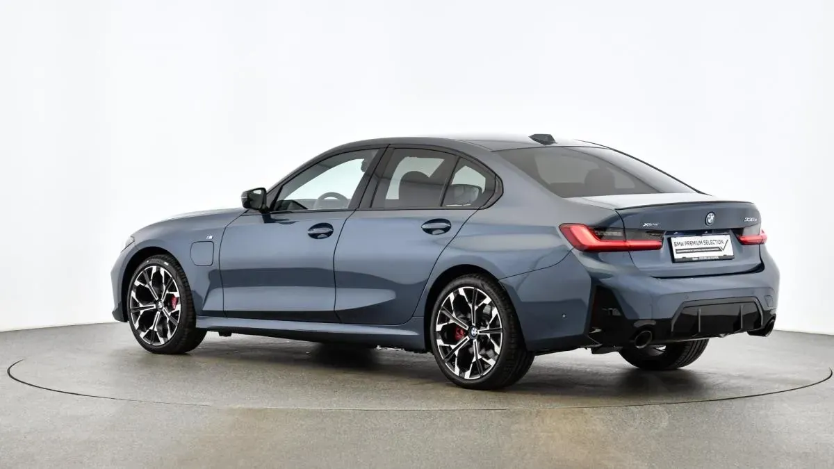 BMW 3 Series 2025 photo 3
