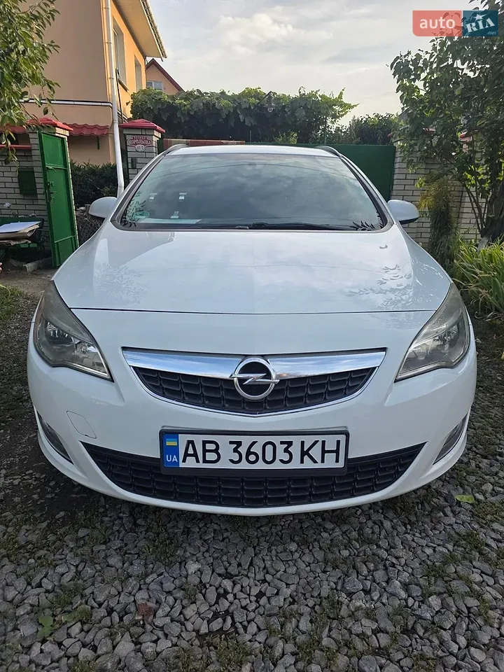 Opel Astra 2011 photo 2