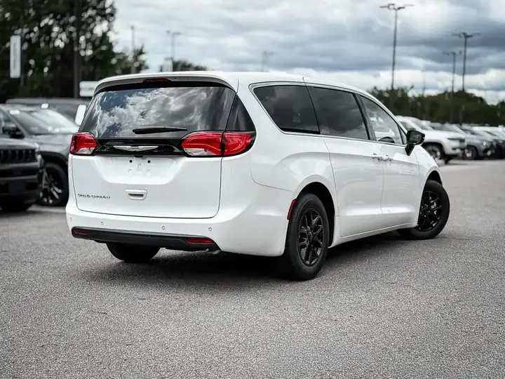 Chrysler Grand Caravan 2026 photo 2