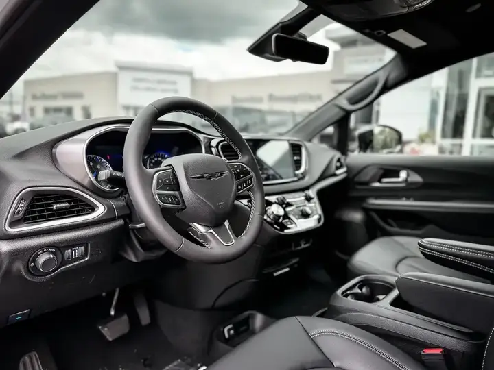 Chrysler Grand Caravan 2026 photo 3