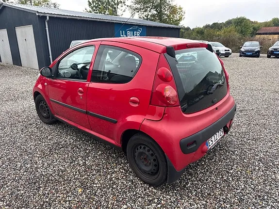 Peugeot 107 2008 photo 4
