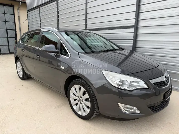 Opel Astra J 2012 photo 4