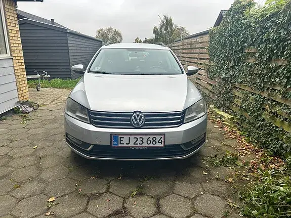 Volkswagen Passat 2011 photo 2