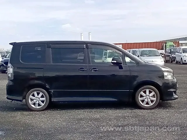 Toyota Voxy 2009 photo 5