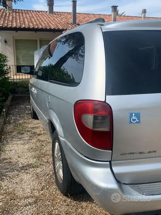 Chrysler Voyager 2005 photo 2