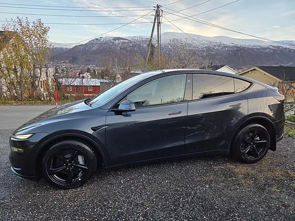 Tesla Model Y 2025 photo 2