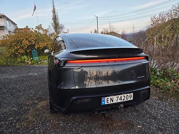 Tesla Model Y 2025 photo 4