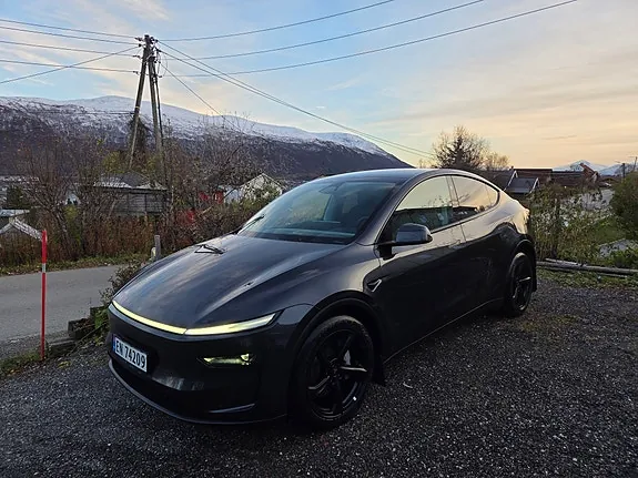 Tesla Model Y 2025 photo 3