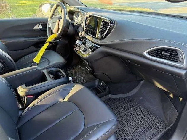 Chrysler Pacifica 2025 photo 3