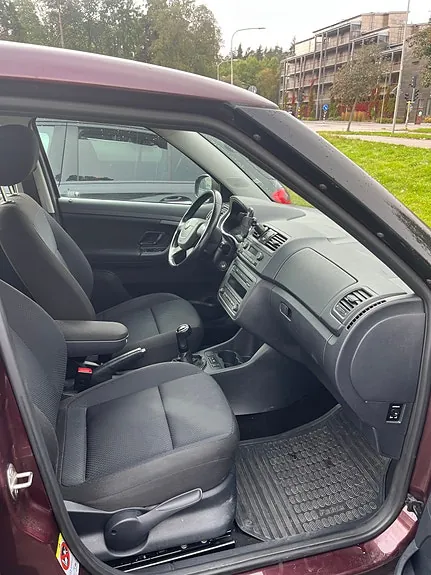 Skoda Fabia 2011 photo 4