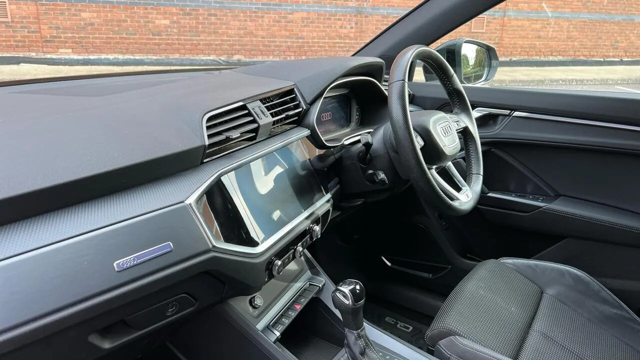 Audi Q3 2019 photo 2