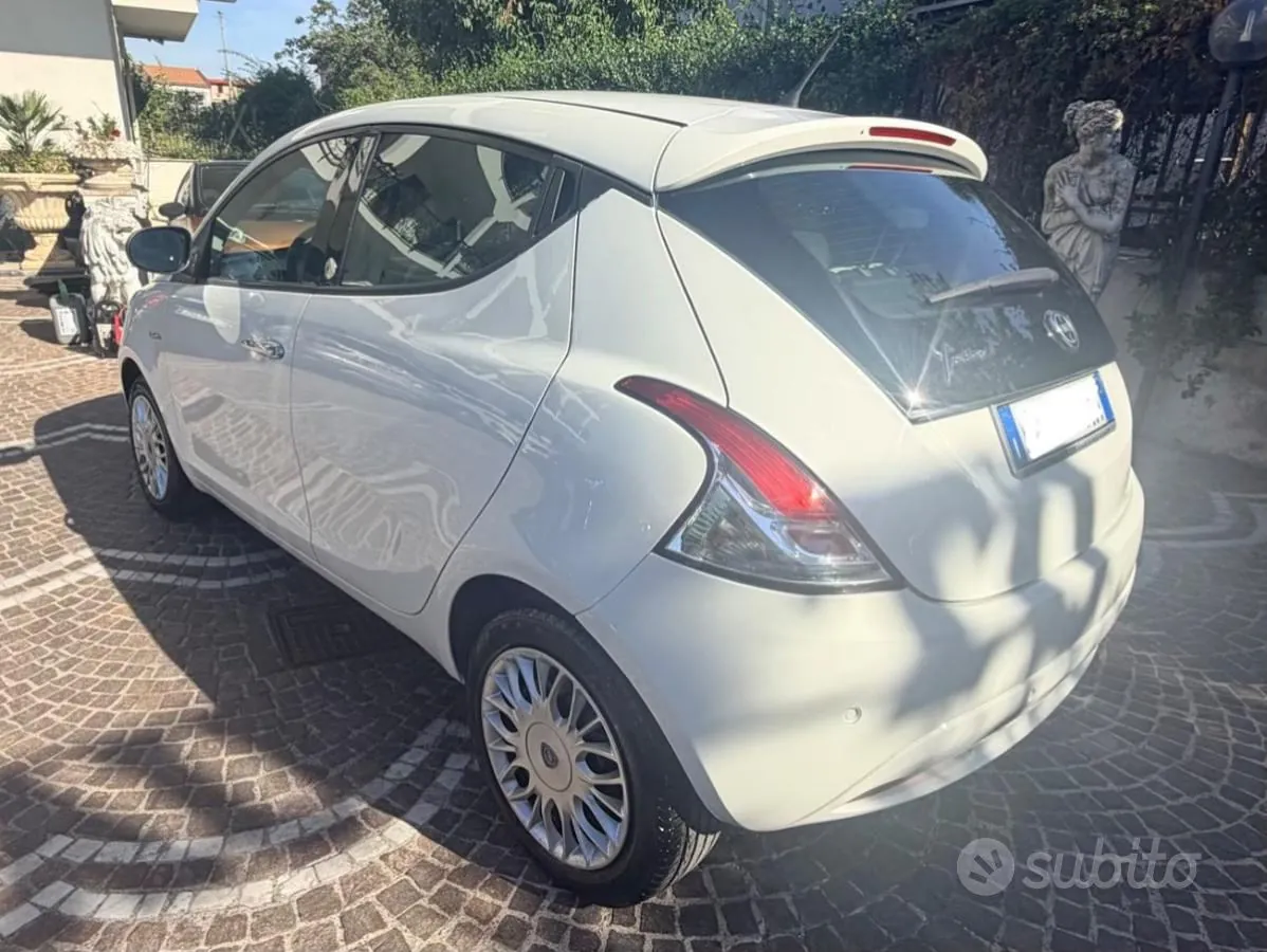 Lancia Ypsilon 2017 photo 2