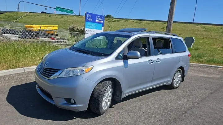 Toyota Sienna 2013 photo 2