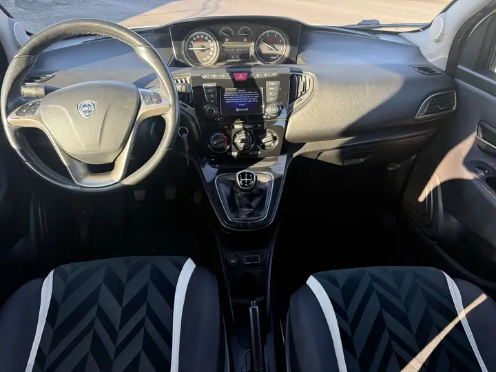 Lancia Ypsilon 2016 photo 2