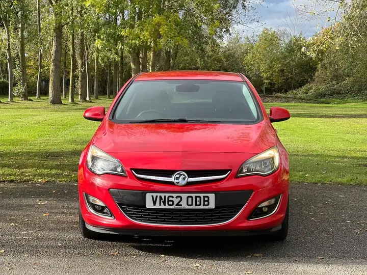 Vauxhall Astra 2012 photo 2