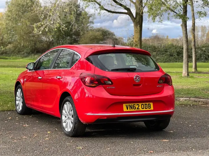 Vauxhall Astra 2012 photo 5