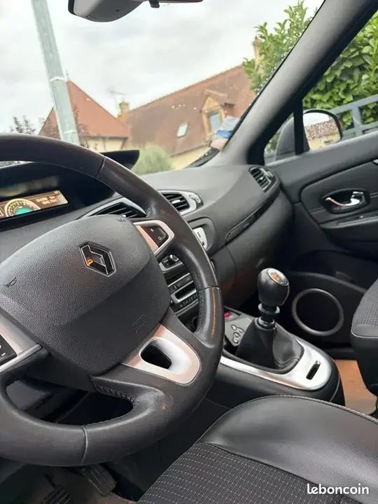 Renault Scenic 2012 photo 3