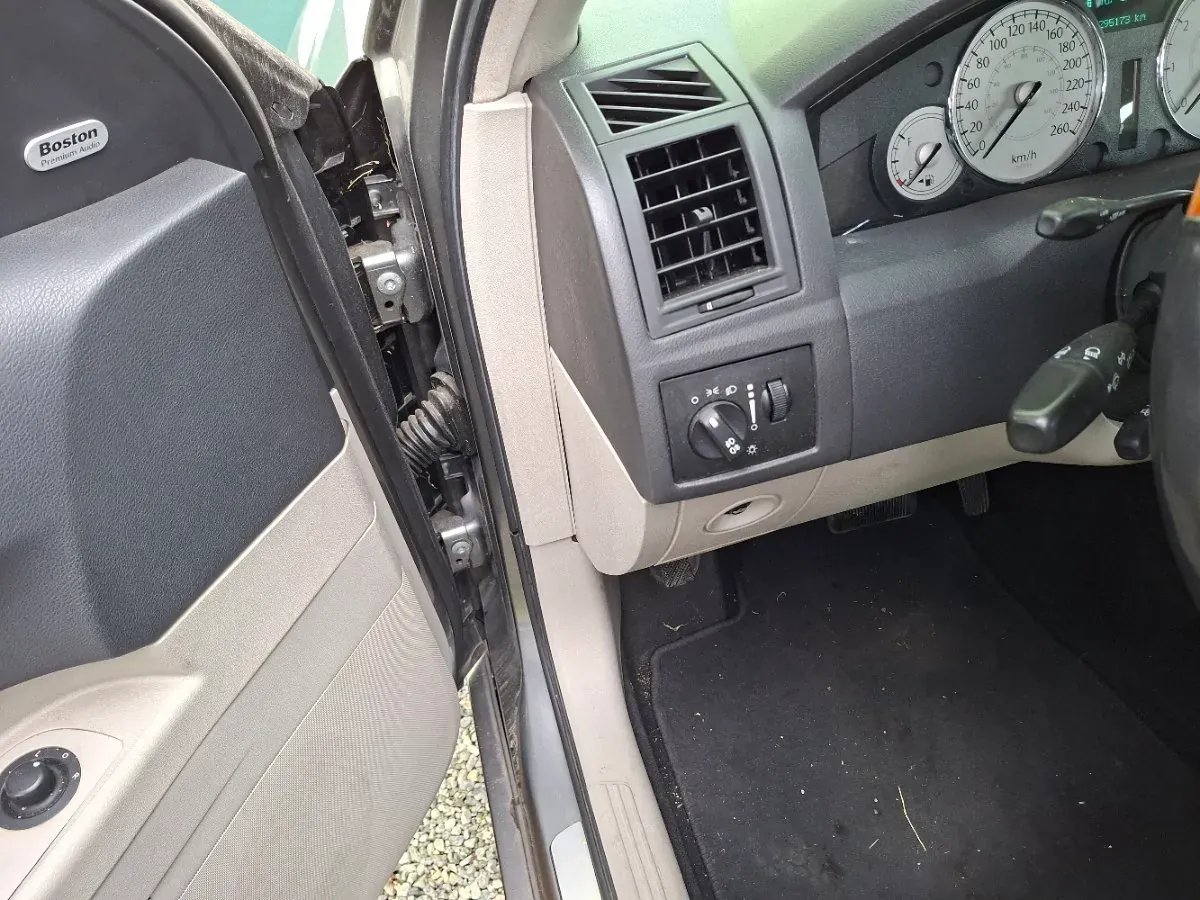 Chrysler 300 C 2005 photo 3