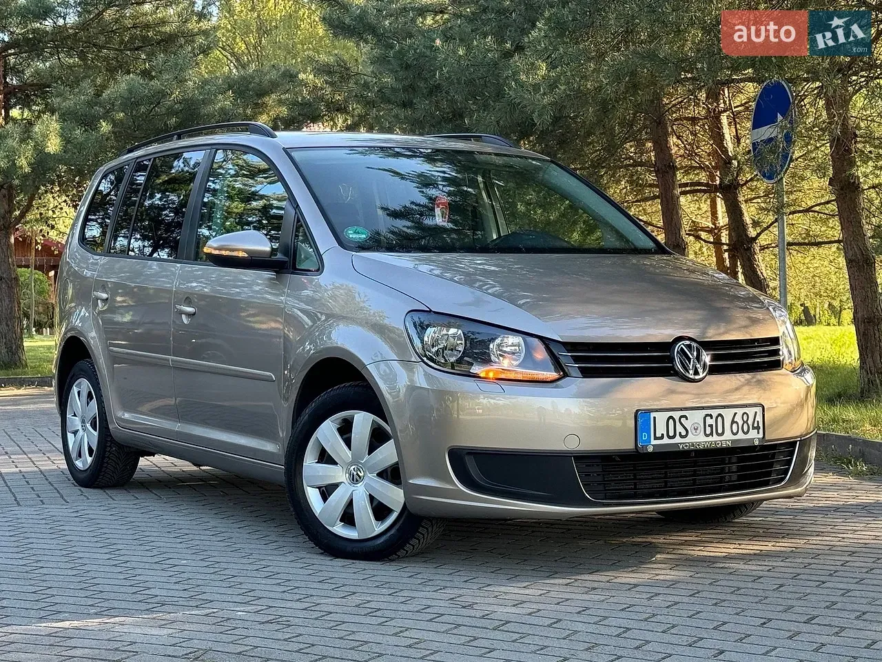 Volkswagen Touran 2011 photo 2