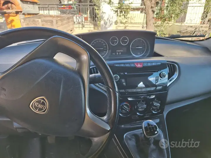 Lancia Ypsilon 2013 photo 2
