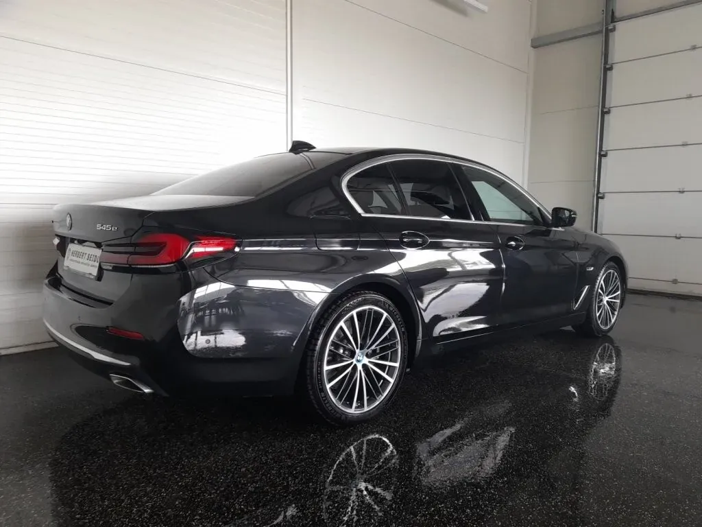 BMW 5 Series 2022 photo 2