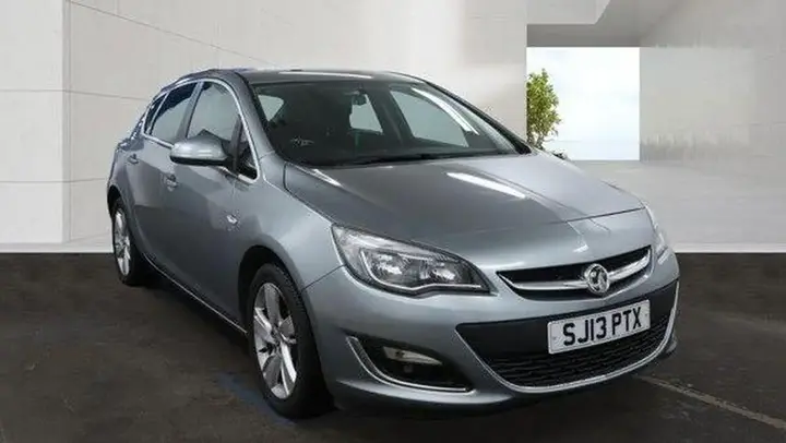 Vauxhall Astra 2013 photo 2