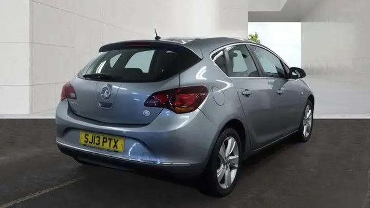 Vauxhall Astra 2013 photo 3