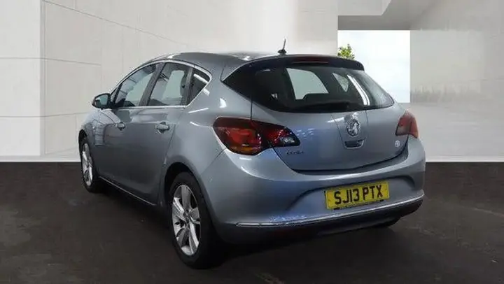 Vauxhall Astra 2013 photo 4