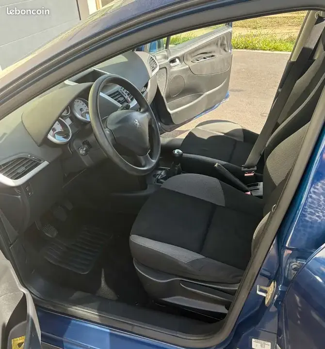 Peugeot 207 2008 photo 3