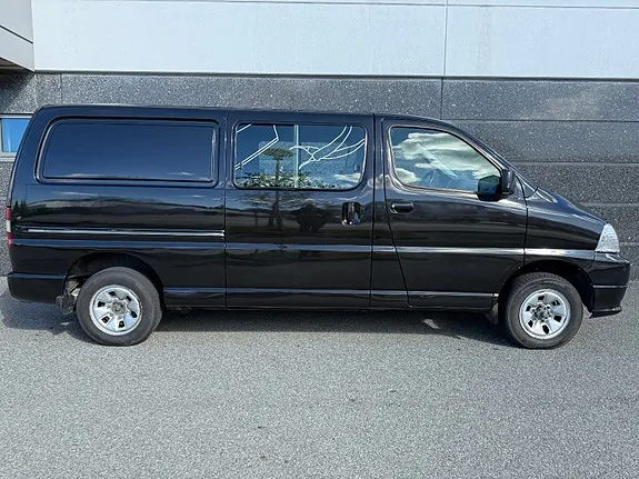 Toyota Hiace 2010 photo 2