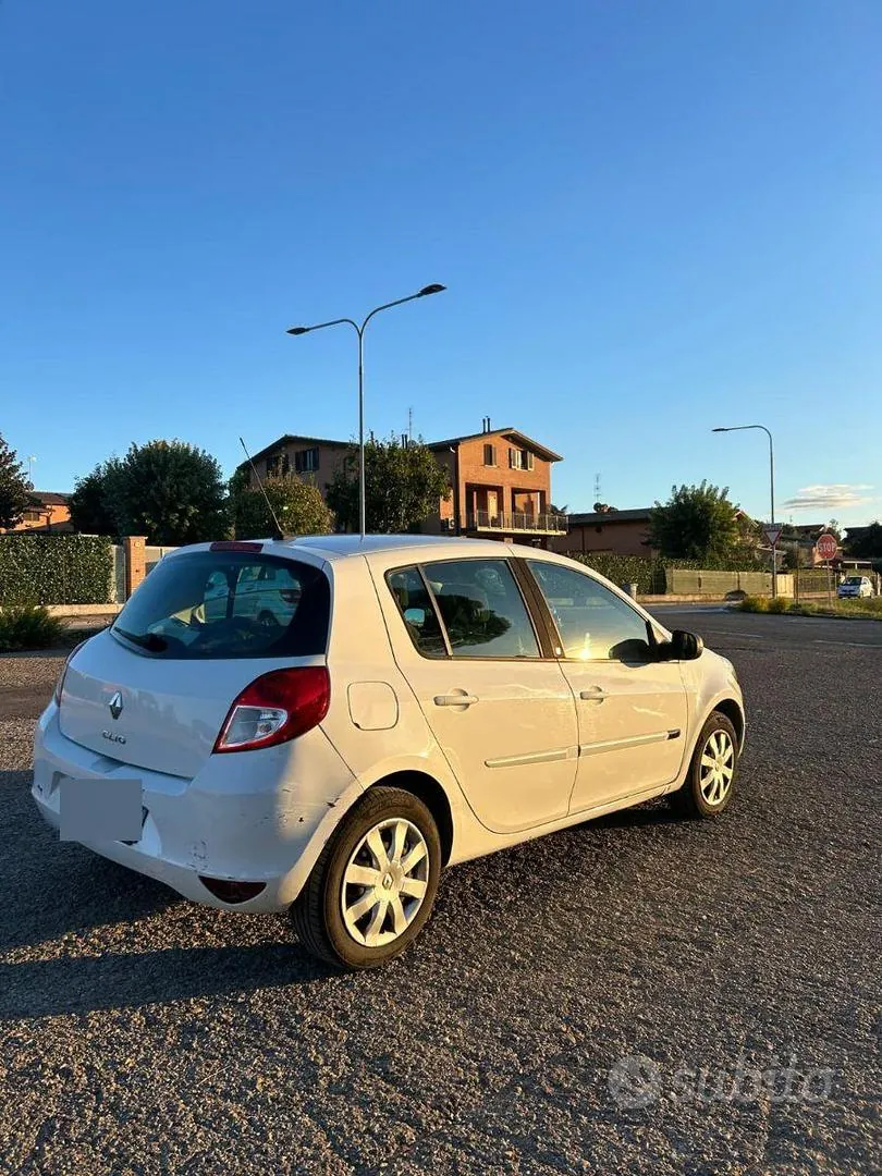 Renault Clio 2011 photo 2