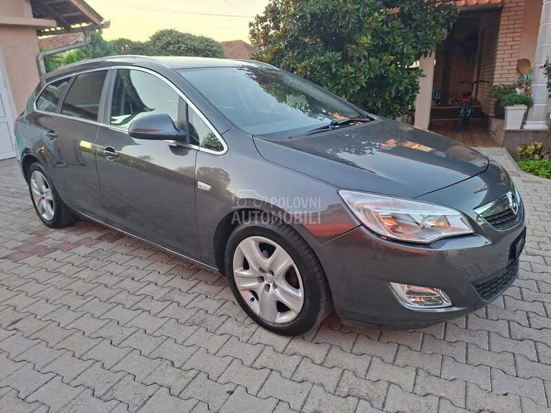 Opel Astra J 2011 photo 4