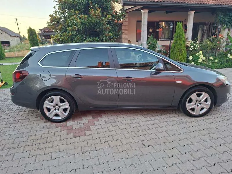 Opel Astra J 2011 photo 2