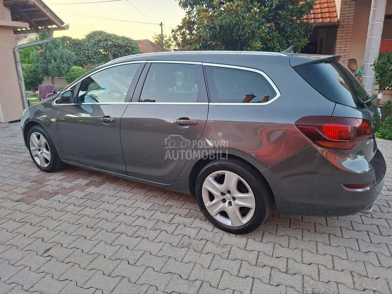 Opel Astra J 2011 photo 5