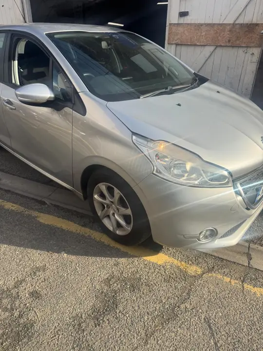 Peugeot 208 2013 photo 2