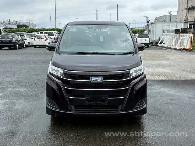 Toyota Noah 2017 photo 2