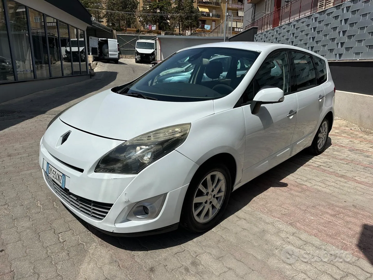 Renault Gran Scenic 2011 photo 2