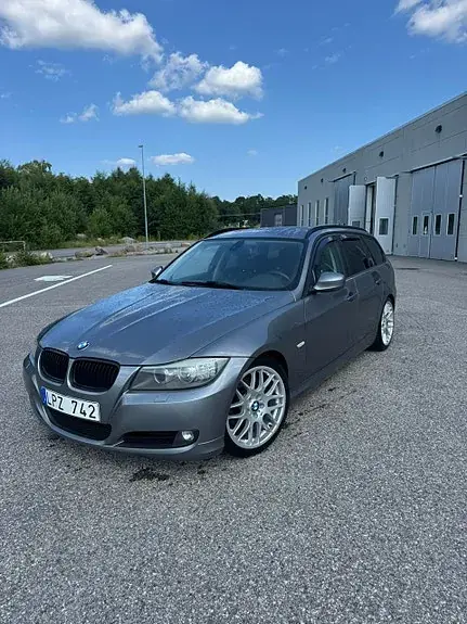 BMW 318D 2011 photo 2